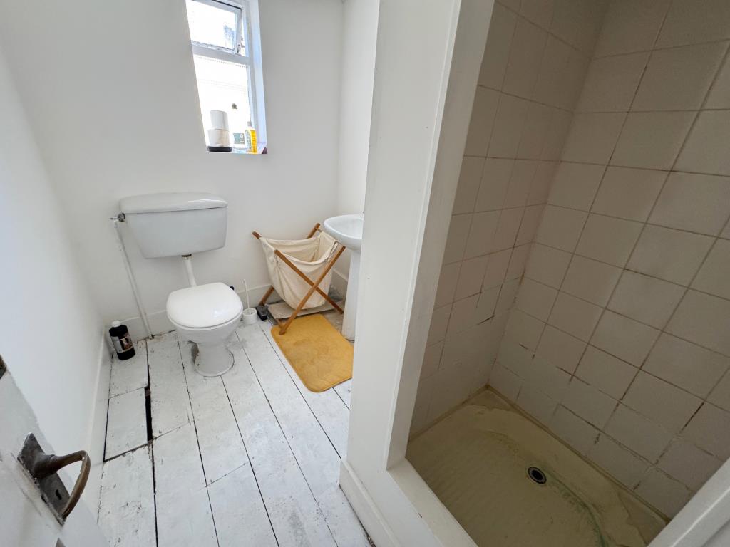 Lot: 120 - FOUR STOREY HOUSE FOR IMPROVEMENT - Shower room